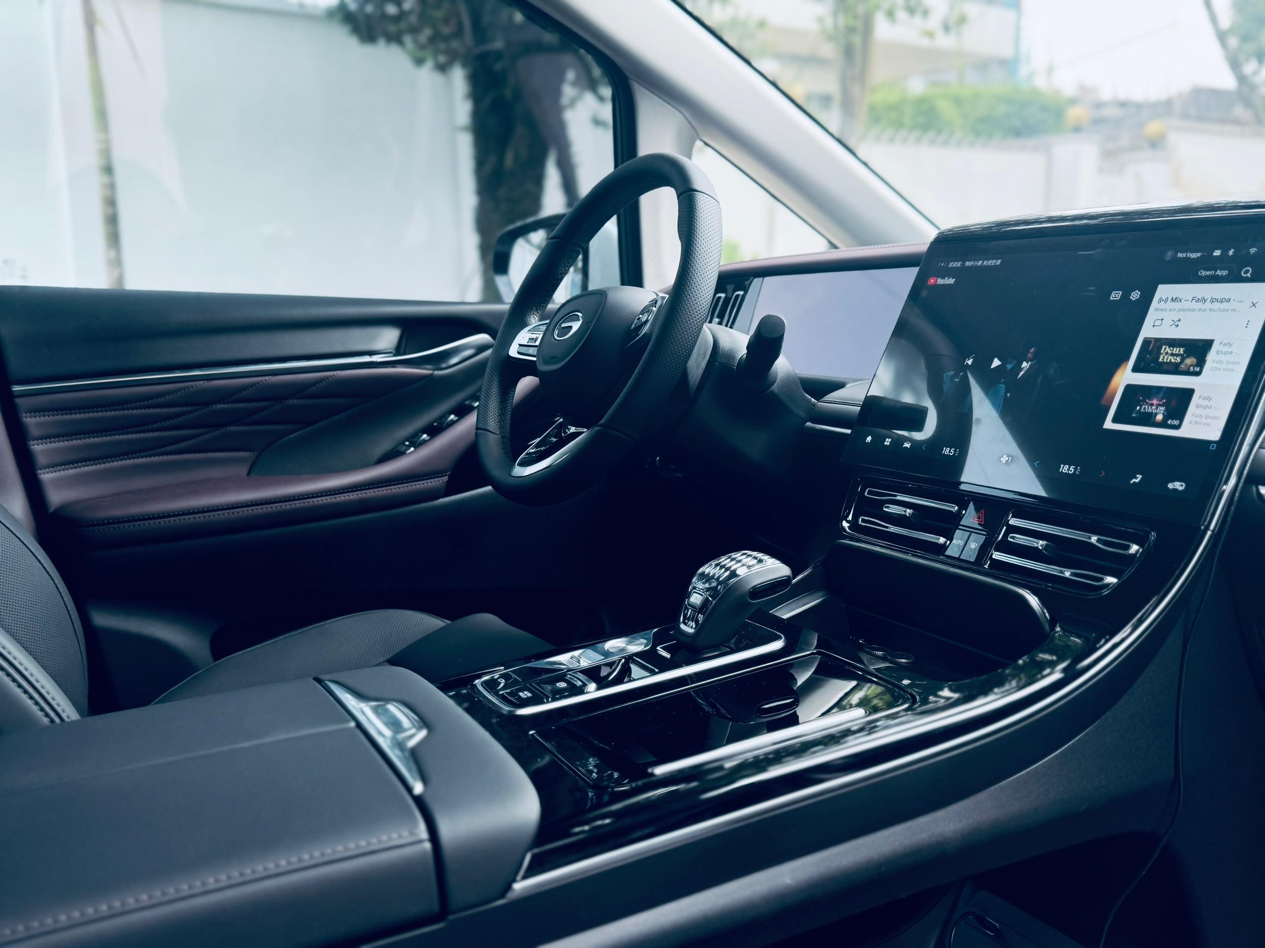 2024 Toyota C-HR view 4